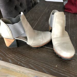 Sorel addington cutout bootie 10